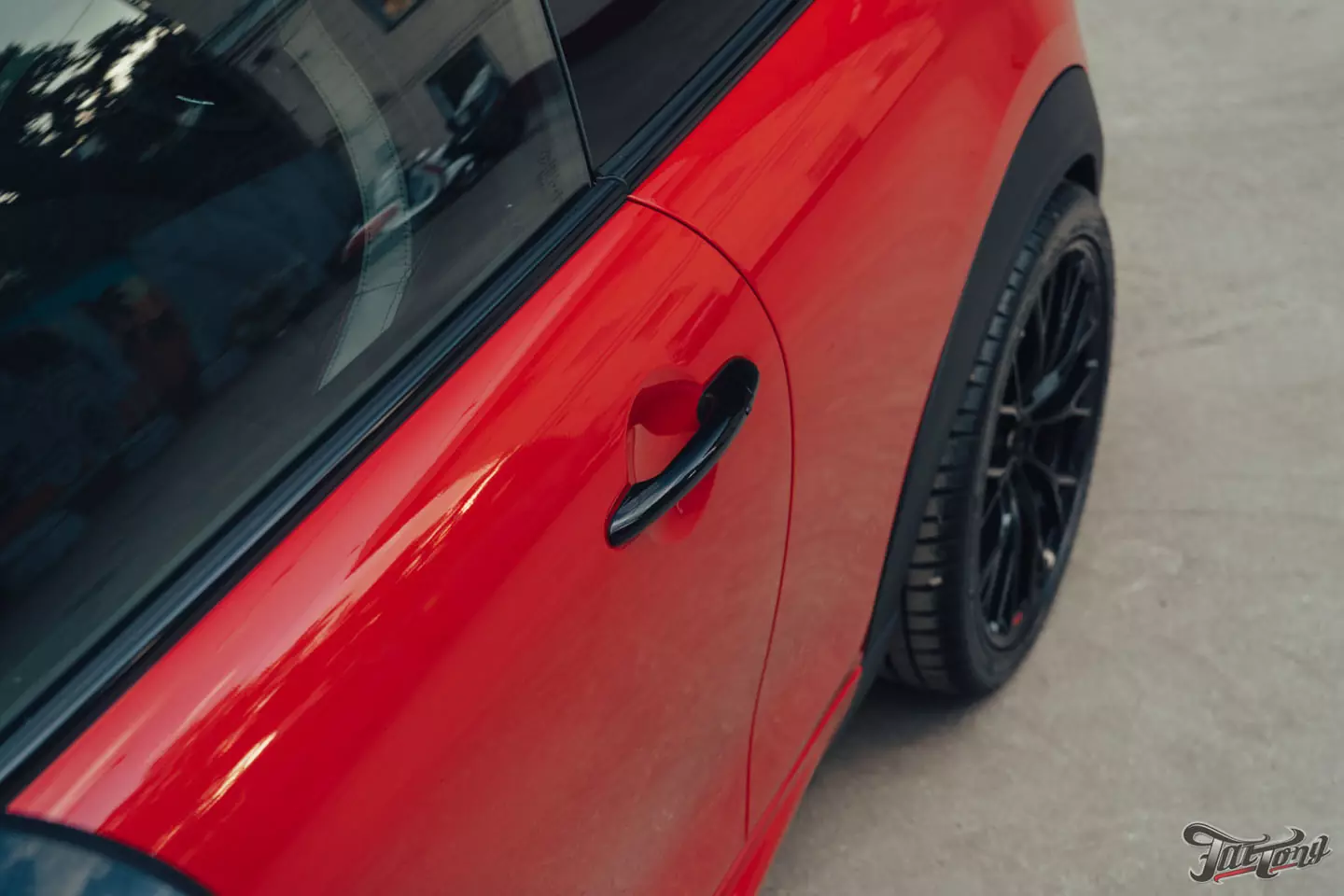 Оклейка Mini John Cooper Works глянцевым полиуретаном, наклейки на кузов, комплексная шумоизоляция, установка новых дисков, керамика дисков и суппортов